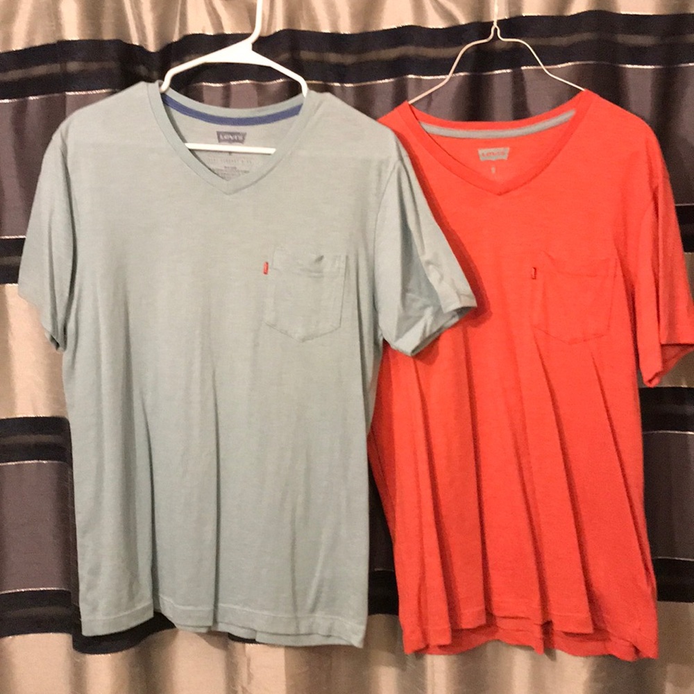 Levi’s V-neck T-shirts